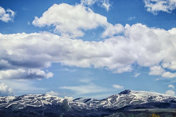 Schneebedeckte Berge hoch