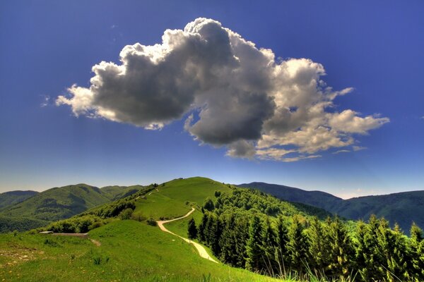 Più nube bisogno di strada di montagna