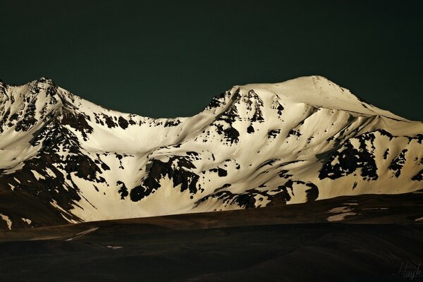 Die schneebedeckten Berge Islands