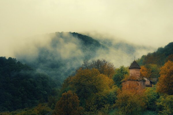 Nebel über alten Bergen im Herbst