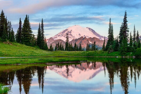 Reflejo de las montañas en el lago del bosque