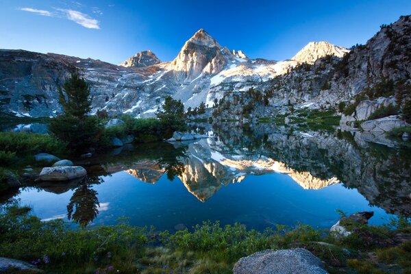 Vue indescriptible des montagnes et du lagon