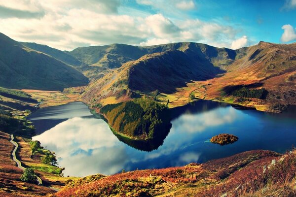 Die inspirierende Landschaft des Bergsees