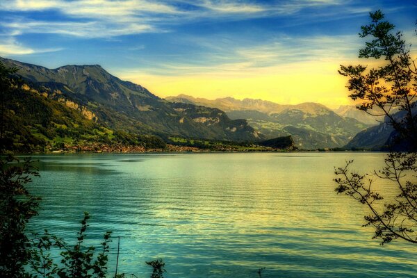 Paisagem tranquila de um rio de montanha