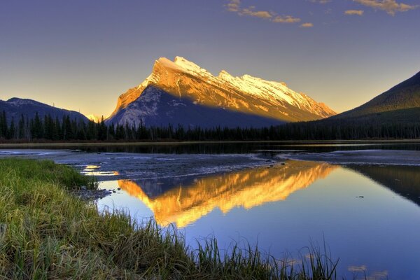 Reflejo de las montañas en el lago al amanecer