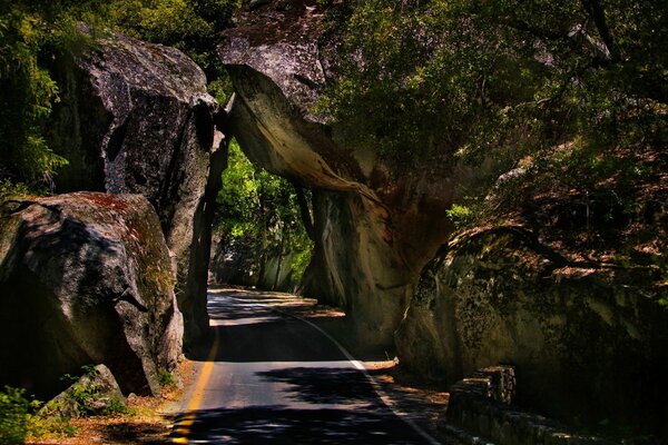 La strada attraverso le rocce naturali