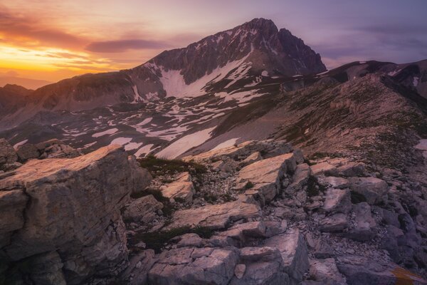 Aspre montagne rocciose al tramonto