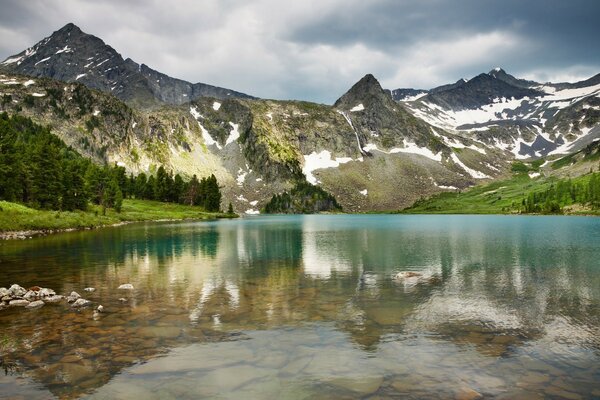 Lago de montaña para un estado de ánimo optimista