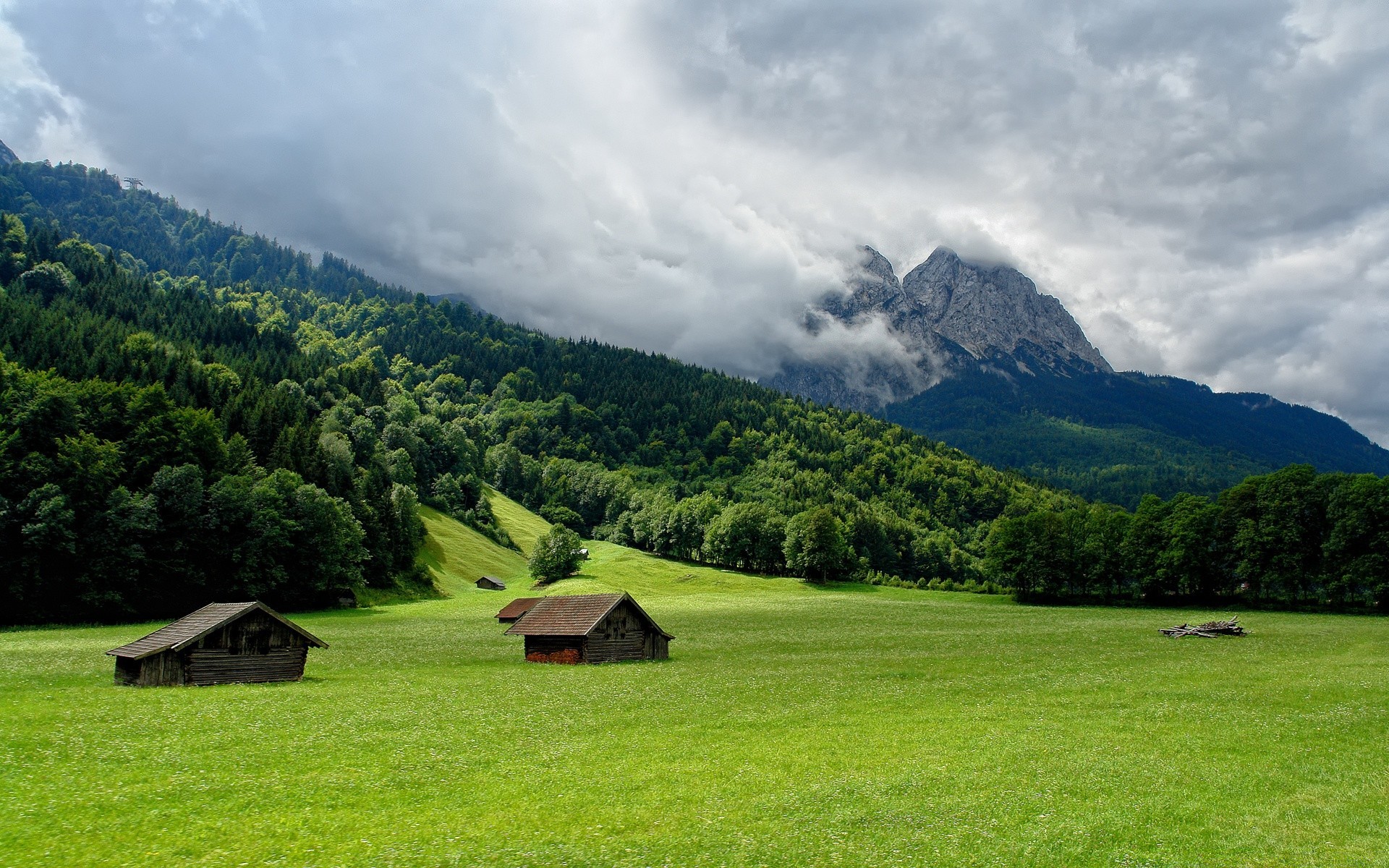 berge landschaft berge natur gras holz holz hügel im freien landschaftlich reisen heuhaufen himmel sommer tal wolke des ländlichen des ländlichen raums