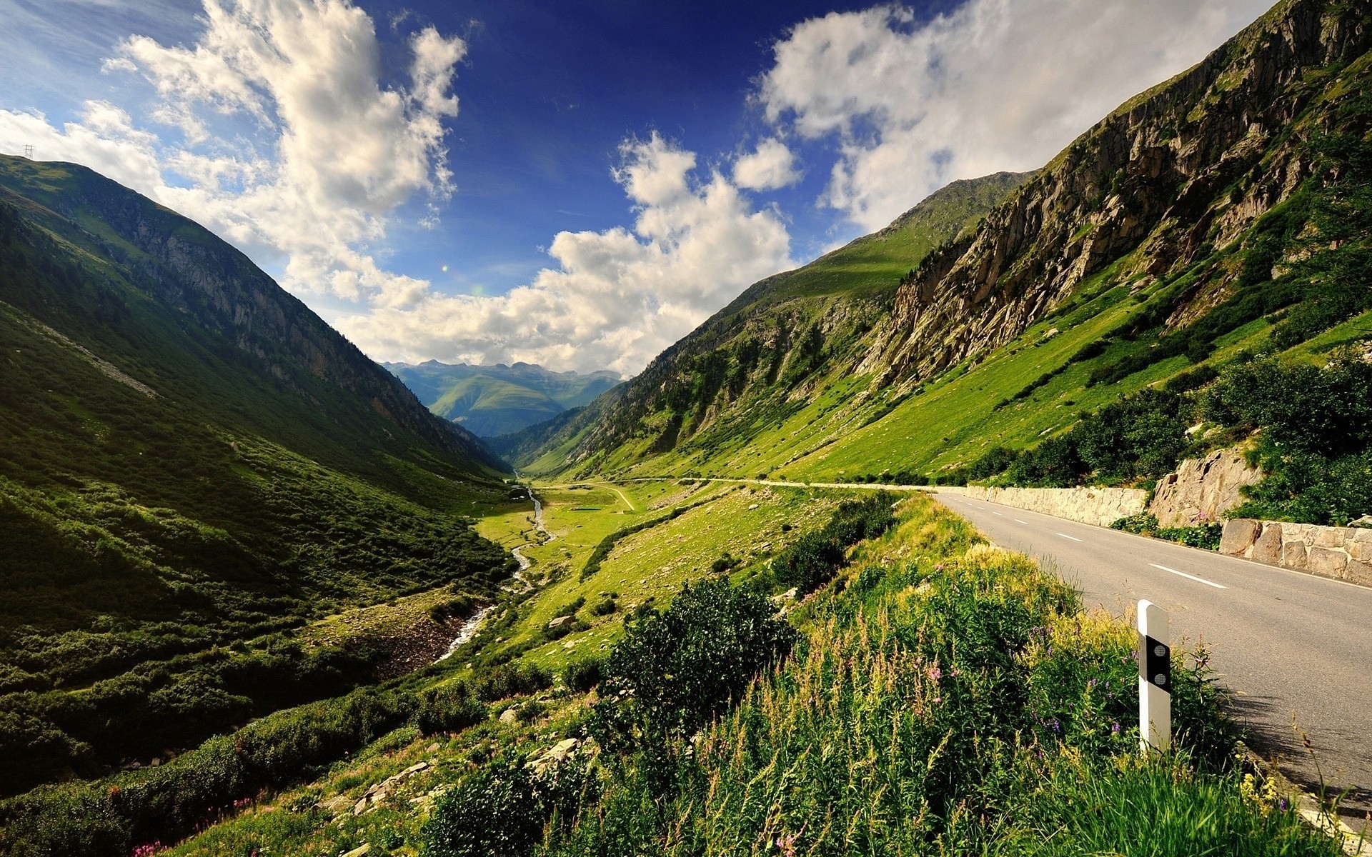 berge reisen natur berge im freien landschaft himmel gras sommer straße tal hügel landschaftlich landschaft wasser