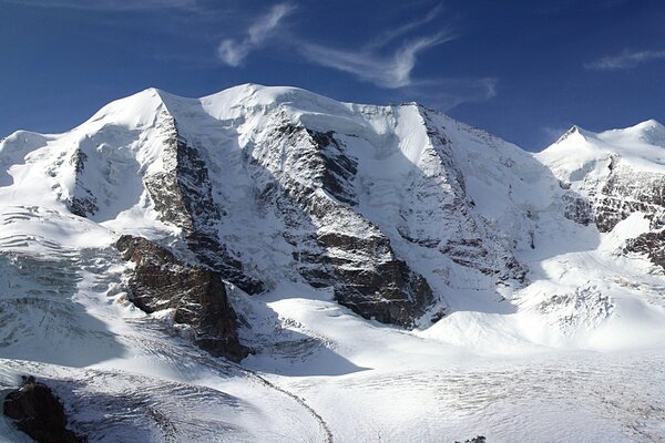 Schneebedeckte Bergketten auf Himmelshintergrund