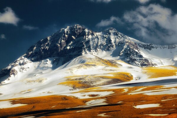 La maravilla del mundo. Montaña amarilla blanca de los cuentos de hadas