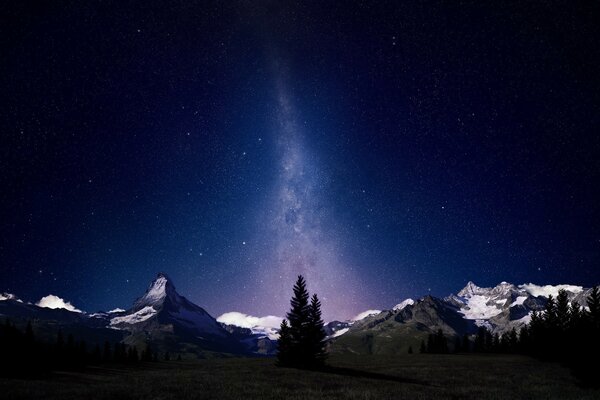 La luce della Luna si riversa sulle montagne innevate