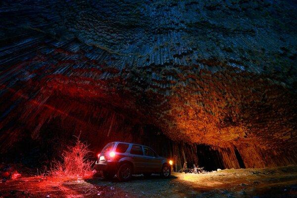 Reisen in die Welt der Fiktion. Dunkle Höhle