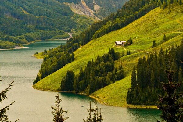 Casa sulla montagna vicino al fiume