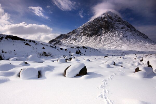 Berglandschaft im verschneiten Winter