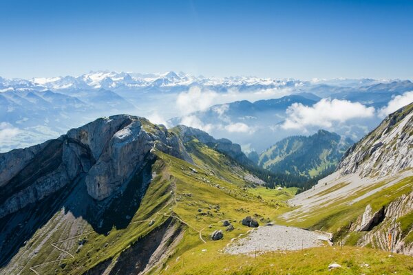 Sono un ospite vicino alle montagne, in cima a una