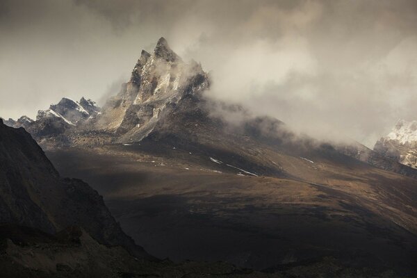 Montañas en niebla espesa