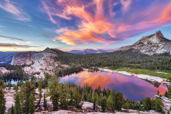 Reflejo del cielo en un lago de montaña