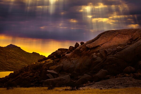 Montañas en el fondo del cielo al atardecer