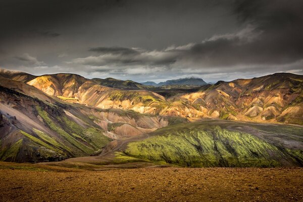 Belles montagnes et le ciel sur le paysage