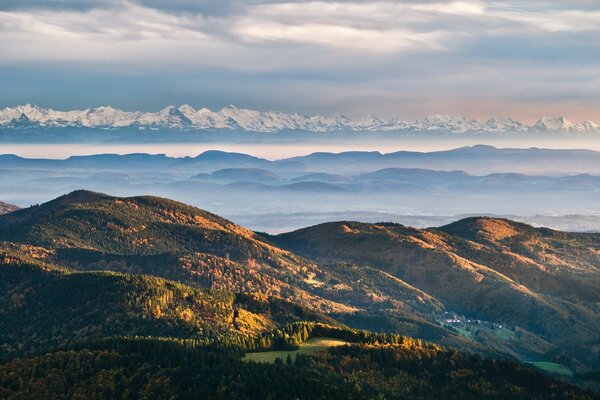 Montagnes sur fond de ciel incroyable