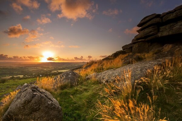 Ver el amanecer en la naturaleza junto a las piedras