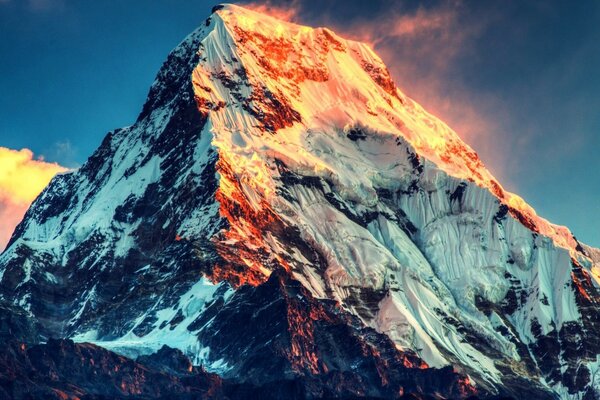 Volcán inactivo al atardecer