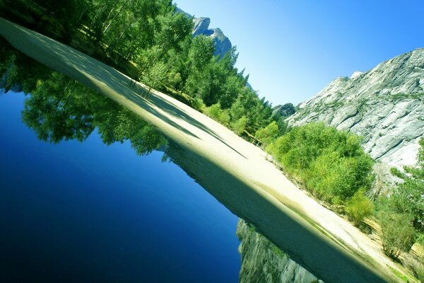 Pour le ciel, il y a des miroirs dans la forme des lacs propres