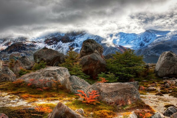 Montagnes sortant dans le ciel nuageux