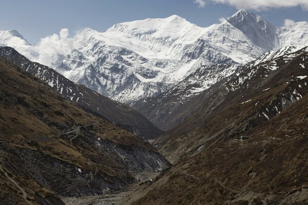 ऊंचे पहाड़। पूरे साल बर्फ पिघलती नहीं है