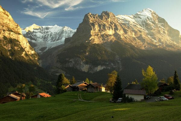 Neige dans les montagnes. Et les verts ci-dessous