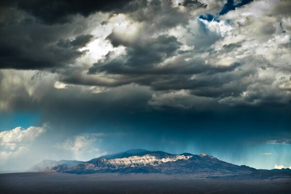 Nubes de tormenta se reúnen sobre la montaña