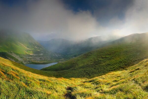 Montagne del mattino in una leggera nebbia