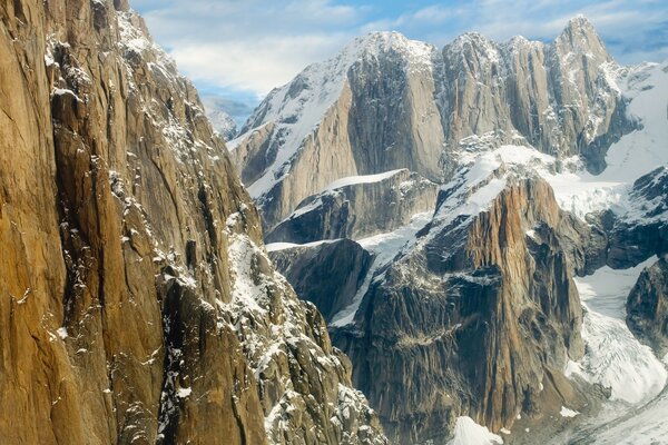 Paisaje de las laderas nevadas de las montañas