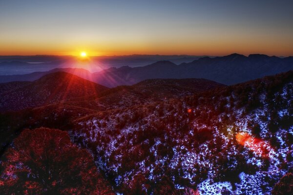 Alba luminosa nella valle di montagna