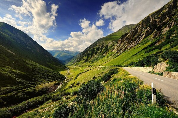 Carretera en el río de montaña bajo las nubes