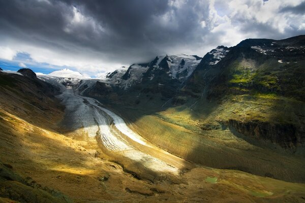 Schnee von den Gipfeln ist nicht gefährlich, wenn er nicht plötzlich absteigen will