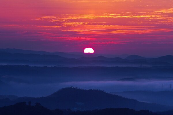 Pôr do sol vermelho sobre as montanhas