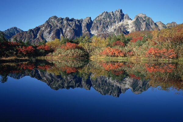 镜湖岸边的群山