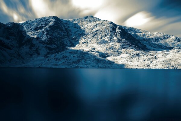 Montañas nevadas a orillas del lago