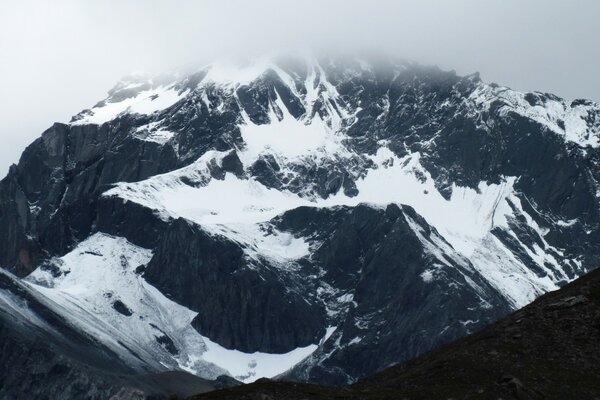 Geleira de montanha varrida pela neve