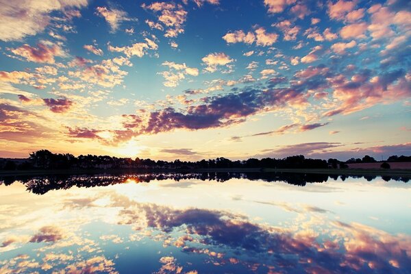 Schöner Sonnenuntergang vor dem Hintergrund des Wassers