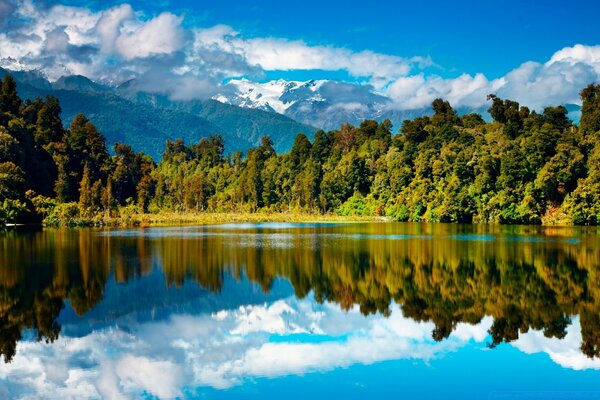 Reflexão de uma bela paisagem na água