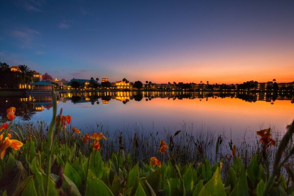 Riflesso dell hotel notturno nella superficie del Lago