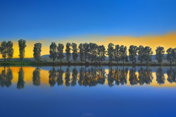 Lago. Natureza. Reflexo na água