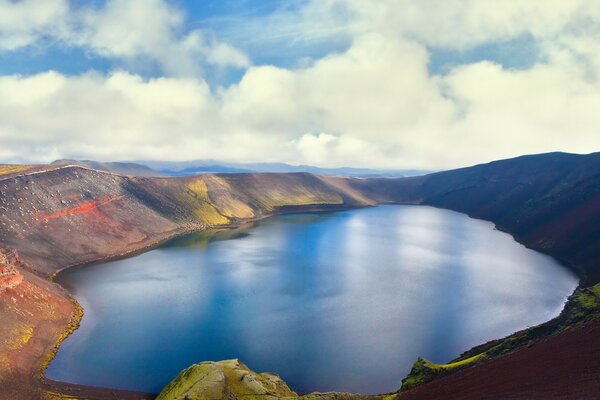 Lago na planície de belas montanhas