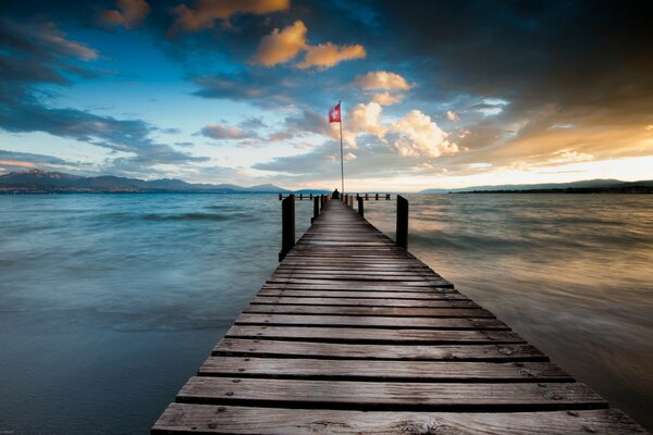 Brücke ins Meer ins Unendliche