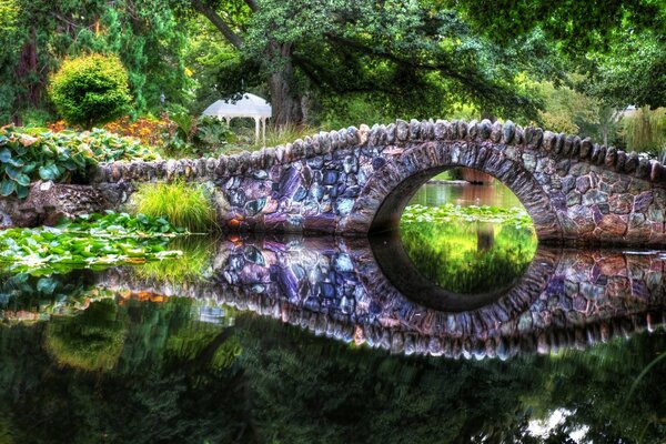 Schöne Märchenbrücke über den Fluss