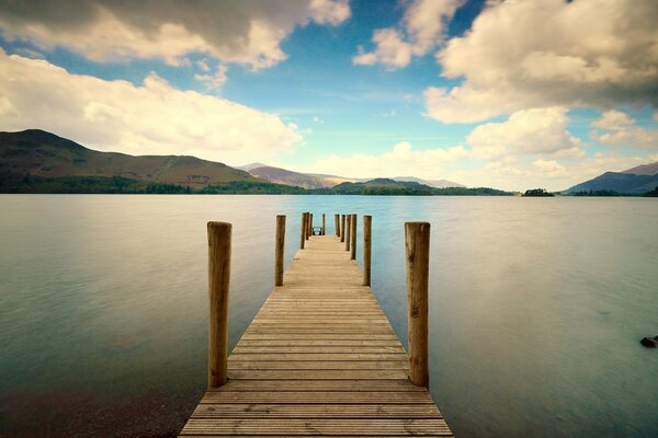 Muelle junto al lago en las montañas